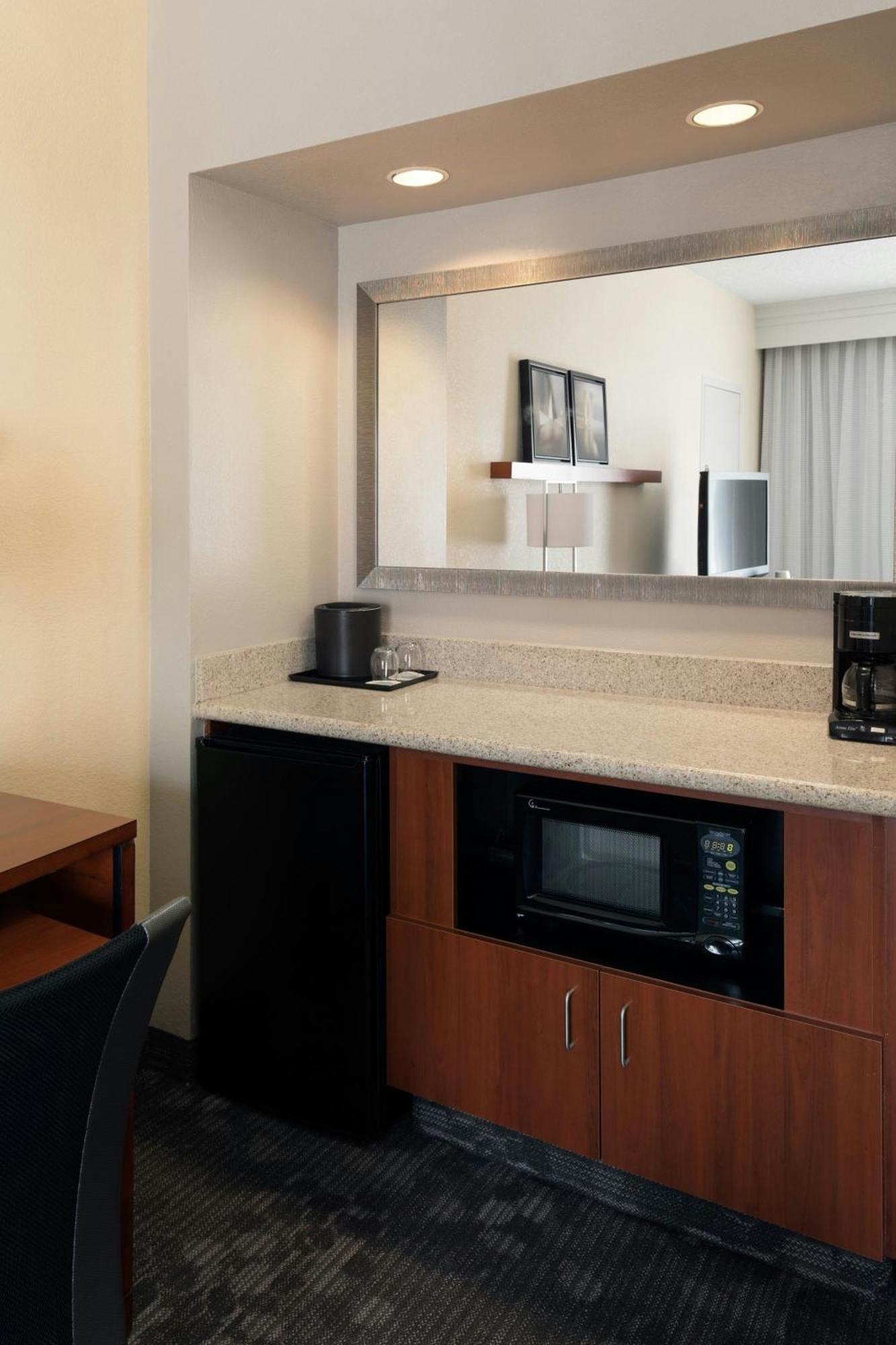 Courtyard By Marriott Denver Central Park Exteriör bild