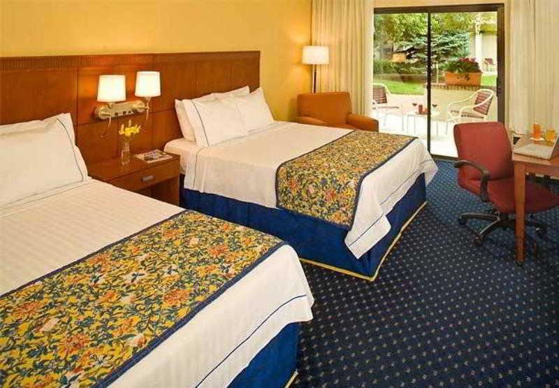 Courtyard By Marriott Denver Central Park Rum bild